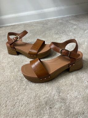 “CLARKS” Sivanne Bay Tan Sandals  with Croc-Embossed Straps